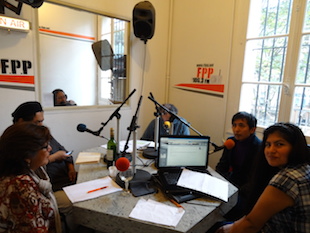 Ana Medina y Herless Acuña hablando el domingo en la radio 106.3FM